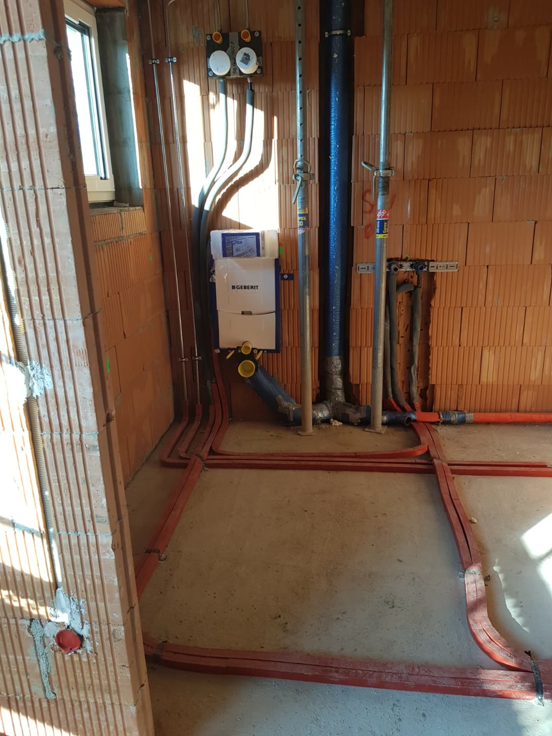 Sanitär-Rohinstallation im Rohbau mit Vorwandelement und Leitungen